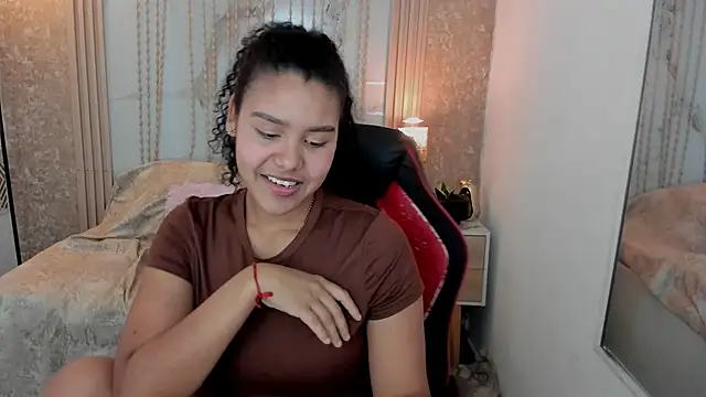 Snapshot of AriaVega chatting on May 18, 2:12 pm AriaVega online show from May 18, 2:12 pm