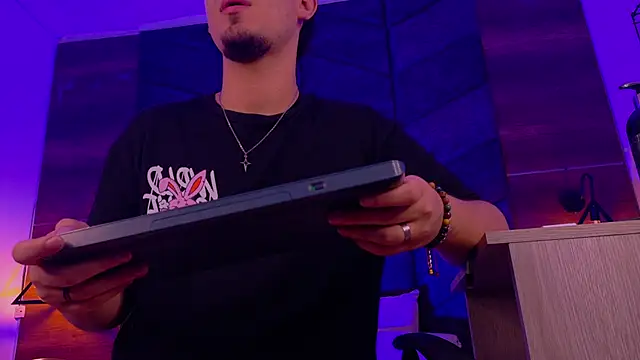 Snapshot of LiamThunder05_ chatting on November 12, 3:07 am LiamThunder05 online show from November 12, 3:07 am