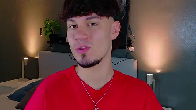 Snapshot of LiamThunder05_ chatting on December 14, 1:27 pm LiamThunder05 online show from December 14, 1:27 pm