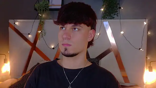 Snapshot of LiamThunder05_ chatting on December 15, 7:40 pm LiamThunder05 online show from December 15, 7:40 pm