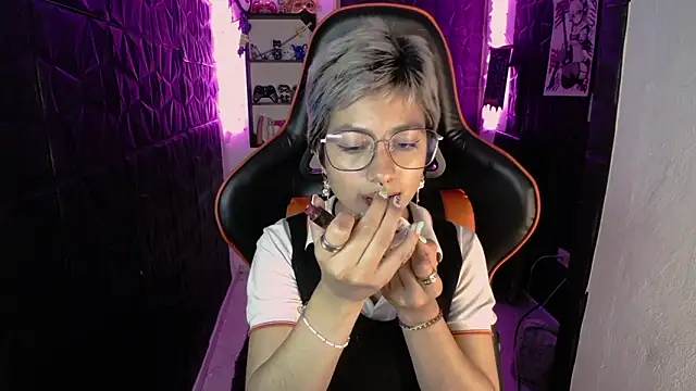 lunarichy22 online show from February 11, 8:36 pm