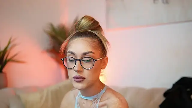 Snapshot of AileenKiss chatting on October 28, 7:38 pm AileenKiss online show from October 28, 7:38 pm