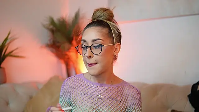 Snapshot of AileenKiss chatting on November 22, 8:19 pm AileenKiss online show from November 22, 8:19 pm