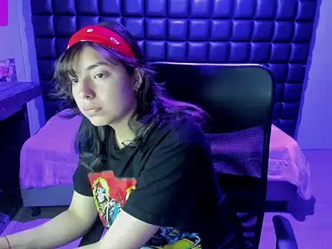 Snapshot of Violetta_Swett_ chatting on December 15, 11:25 am Violetta Swett online show from December 15, 11:25 am