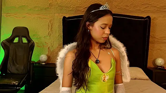 Snapshot of naomi_hill1 chatting on October 31, 10:00 pm naomi hill1 online show from October 31, 10:00 pm