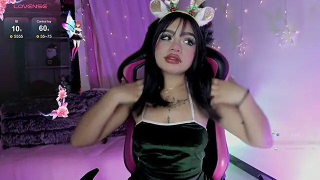 Snapshot of emma_soffia chatting on December 1, 11:43 pm emma soffia online show from December 1, 11:43 pm