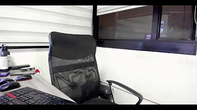 Snapshot of Xander_Taylor_ chatting on October 24, 5:04 am Xander Taylor online show from October 24, 5:04 am