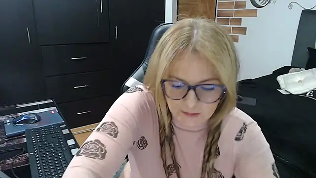 perlagoloza05 online show from February 8, 2:48 am