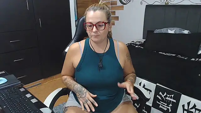 perlagoloza05 online show from June 17, 3:31 am