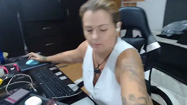 perlagoloza05 online show from June 21, 2:14 am