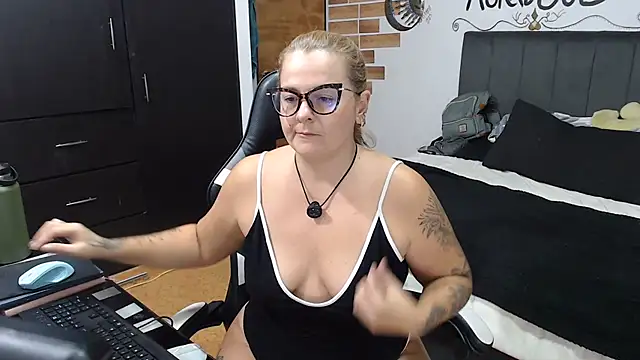 perlagoloza05 online show from July 14, 3:22 am