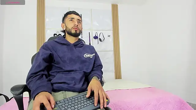 sofiandnick smith online show from October 20, 5:30 am