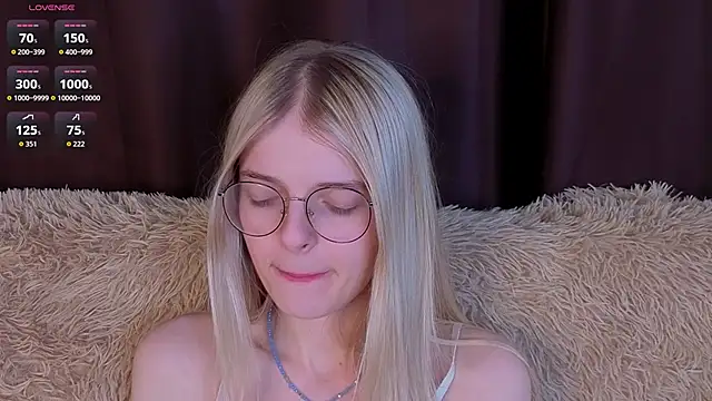 MonicaShiny online show from December 5, 9:00 pm