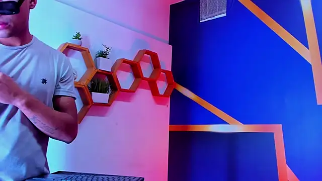 Play boys Hot2 online show from October 11, 12:04 pm