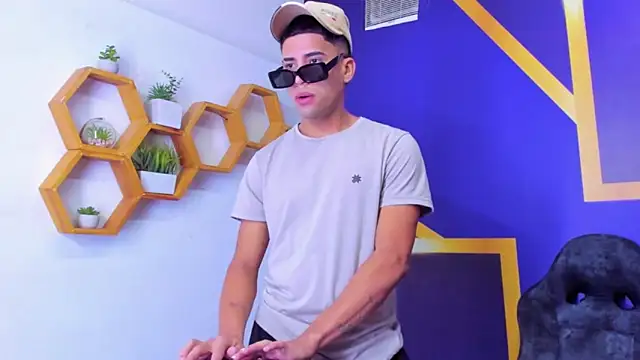 Play boys Hot2 online show from October 13, 12:16 pm