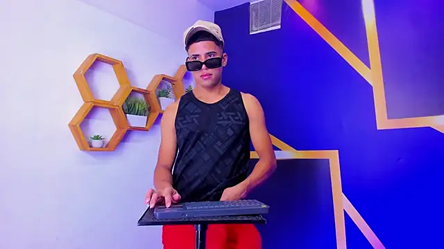 Play boys Hot2 online show from October 14, 1:01 pm