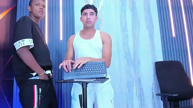 Play boys Hot2 online show from December 14, 1:44 am