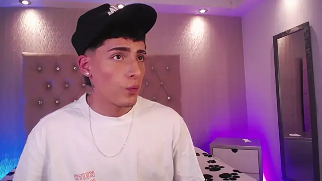 MateoMitchell online show from November 11, 9:04 pm