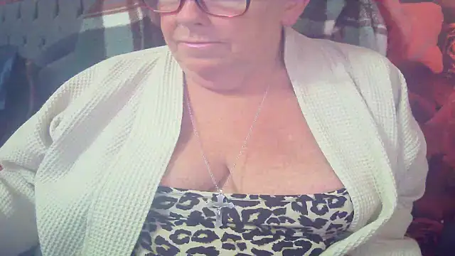 Playful MILF Demi online show from June 11, 8:51 pm
