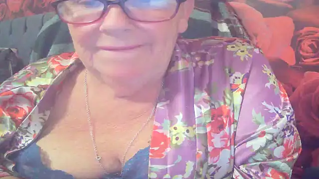 Playful MILF Demi online show from June 14, 6:43 pm