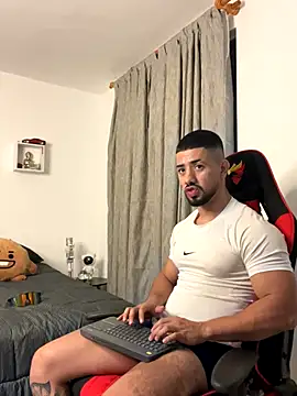 Snapshot of Ezzio_Scolaro chatting on October 17, 12:14 am Ezzio Scolaro online show from October 17, 12:14 am