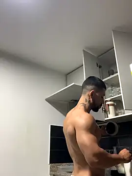 Snapshot of Ezzio_Scolaro chatting on October 29, 12:24 am Ezzio Scolaro online show from October 29, 12:24 am