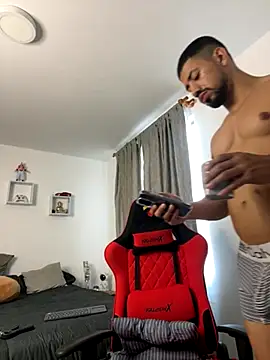 Snapshot of Ezzio_Scolaro chatting on October 29, 12:29 pm Ezzio Scolaro online show from October 29, 12:29 pm