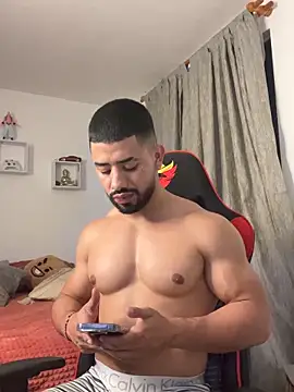 Snapshot of Ezzio_Scolaro chatting on November 26, 12:11 am Ezzio Scolaro online show from November 26, 12:11 am