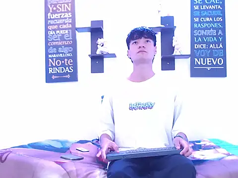 Snapshot of alex_russo__ chatting on October 12, 4:11 am alex russo online show from October 12, 4:11 am