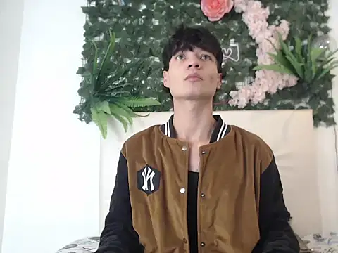 Snapshot of alex_russo__ chatting on October 25, 3:36 am alex russo online show from October 25, 3:36 am