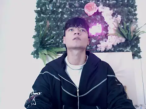 Snapshot of alex_russo__ chatting on October 28, 11:29 pm alex russo online show from October 28, 11:29 pm