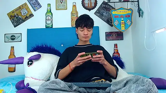 Snapshot of alex_russo__ chatting on March 23, 7:40 pm alex russo online show from March 23, 7:40 pm