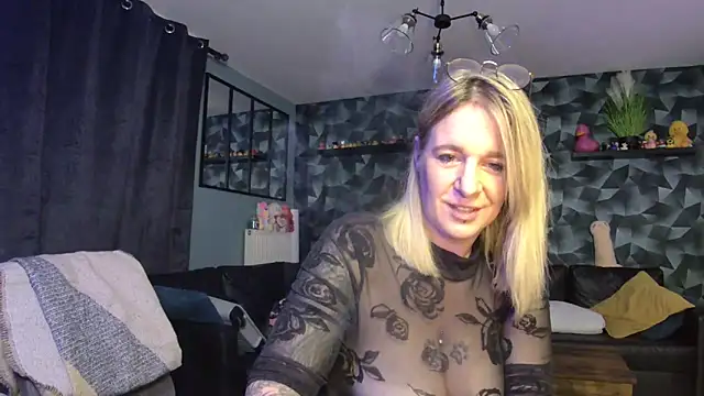 Snapshot of Delichieuse5 chatting on October 7, 7:44 pm Delichieuse5 online show from October 7, 7:44 pm