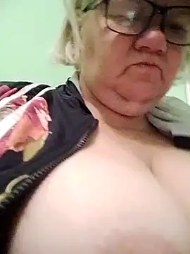 Snapshot of LusiyaGold5 chatting on October 13, 9:59 pm LusiyaGold5 online show from October 13, 9:59 pm