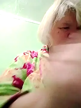 Snapshot of LusiyaGold5 chatting on October 15, 11:27 pm LusiyaGold5 online show from October 15, 11:27 pm