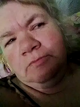 Snapshot of LusiyaGold5 chatting on October 19, 1:06 am LusiyaGold5 online show from October 19, 1:06 am