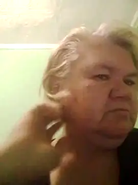 Snapshot of LusiyaGold5 chatting on November 4, 10:42 pm LusiyaGold5 online show from November 4, 10:42 pm