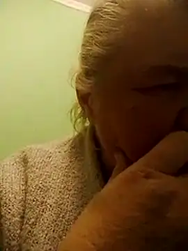 Snapshot of LusiyaGold5 chatting on November 16, 9:09 pm LusiyaGold5 online show from November 16, 9:09 pm