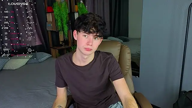 Snapshot of Cute_Mike chatting on October 17, 7:00 am Cute Mike online show from October 17, 7:00 am