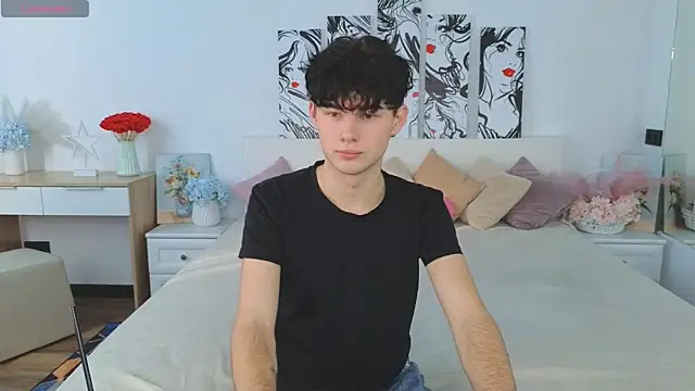 Snapshot of Cute_Mike chatting on October 18, 6:16 am Cute Mike online show from October 18, 6:16 am