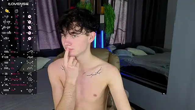 Snapshot of Cute_Mike chatting on October 19, 6:14 am Cute Mike online show from October 19, 6:14 am