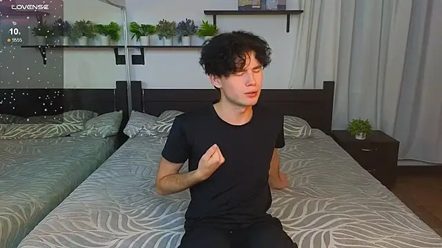 Snapshot of Cute_Mike chatting on November 18, 4:55 pm Cute Mike online show from November 18, 4:55 pm