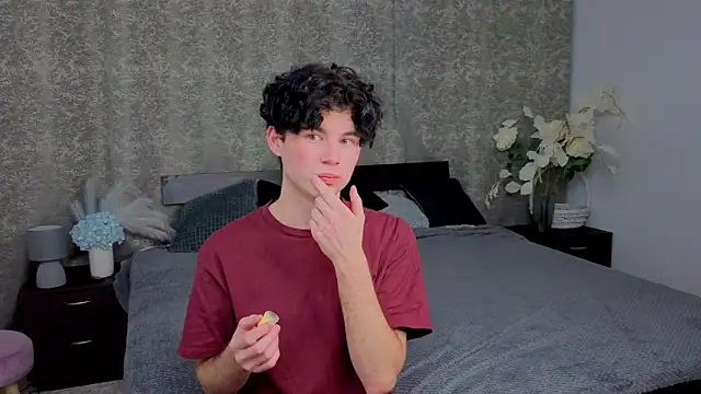 Snapshot of Cute_Mike chatting on November 19, 7:58 pm Cute Mike online show from November 19, 7:58 pm