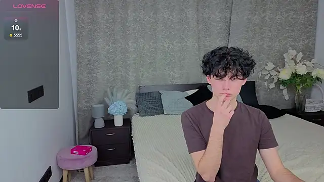 Snapshot of Cute_Mike chatting on December 3, 7:45 pm Cute Mike online show from December 3, 7:45 pm