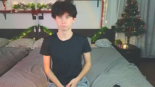 Snapshot of Cute_Mike chatting on December 14, 9:19 pm Cute Mike online show from December 14, 9:19 pm