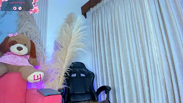 alejagarcia  online show from February 3, 8:25 pm