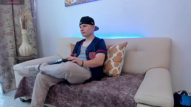 Leoo Miller online show from October 10, 8:30 pm