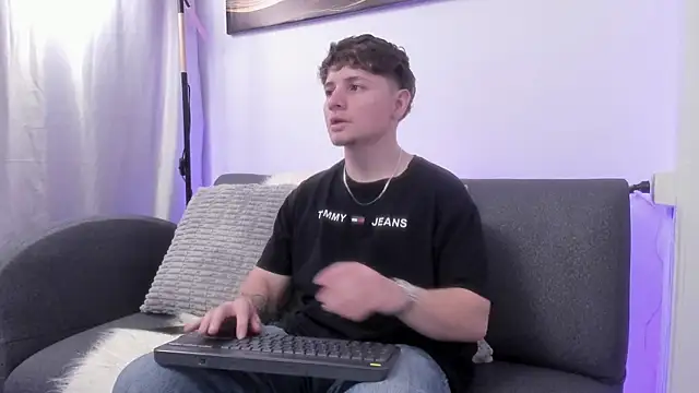 Leoo Miller online show from December 19, 4:30 am