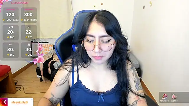 Snapshot of LoveLyy- chatting on December 16, 10:37 pm LoveLyy- online show from December 16, 10:37 pm