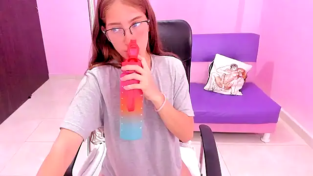 Snapshot of blondie_dirtysquirt chatting on November 18, 7:18 pm blondie dirtysquirt online show from November 18, 7:18 pm